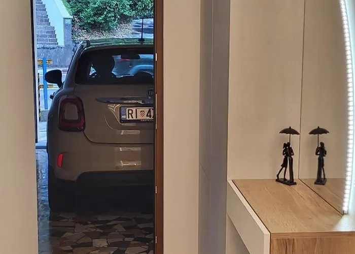 Ilaria, With A Royal Touch Опатия